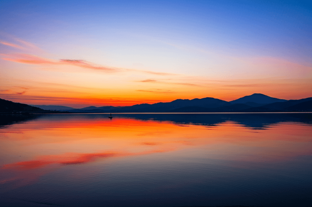 夕日に染まる宍道湖の風景